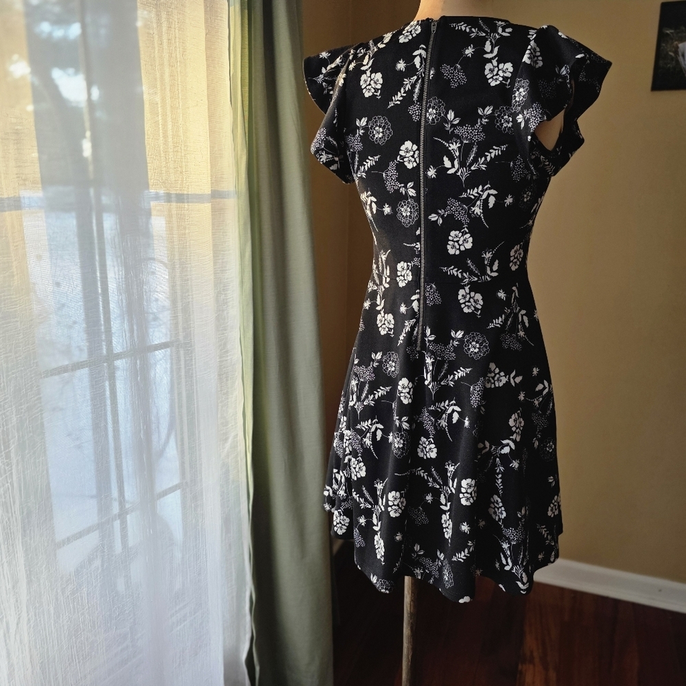 Xhilaration Black & White Floral Flutter Sleeve Dress (Medium) - Picture 6 of 9